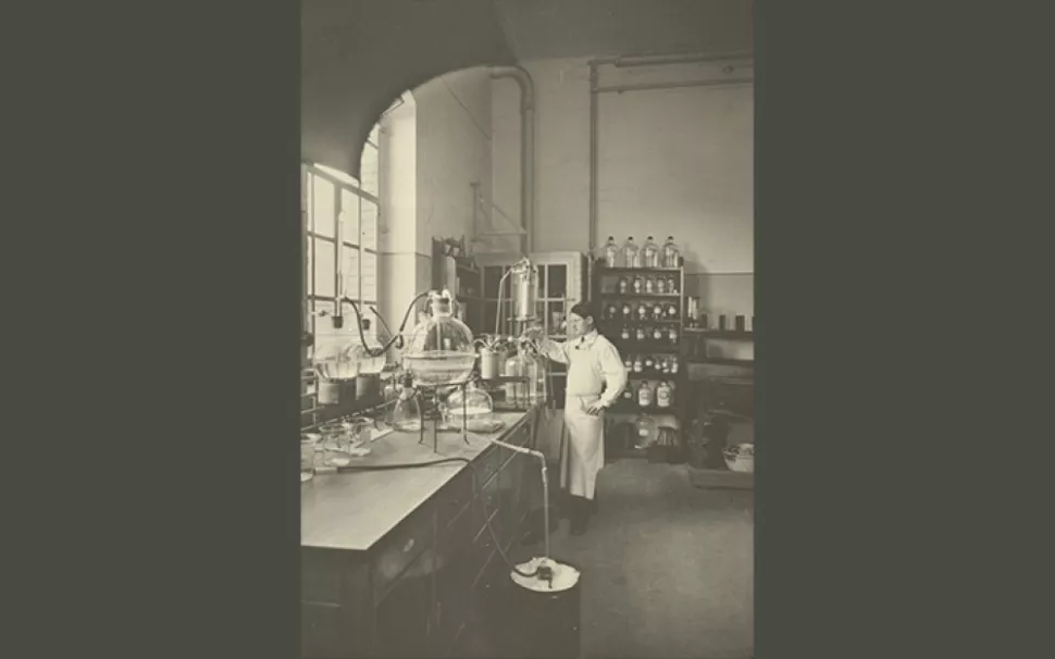 Fotografia da pesquisa farmacêutica na Ciba em Basel, Suíça, em 1914